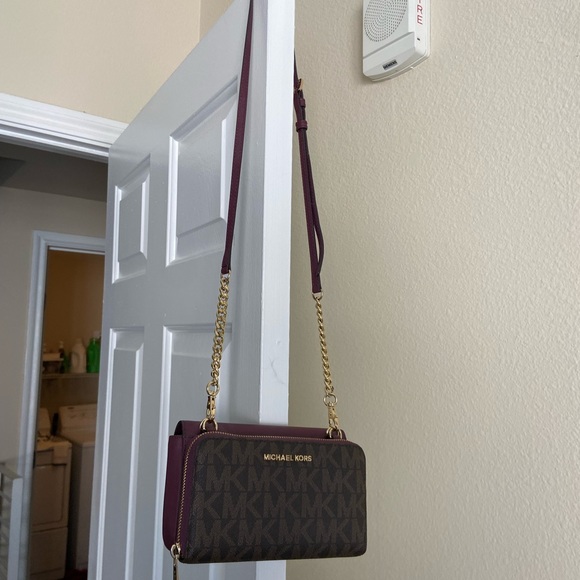 Michael Kors plum & MK signature print crossbody bad with built in wallet - Picture 3 of 7